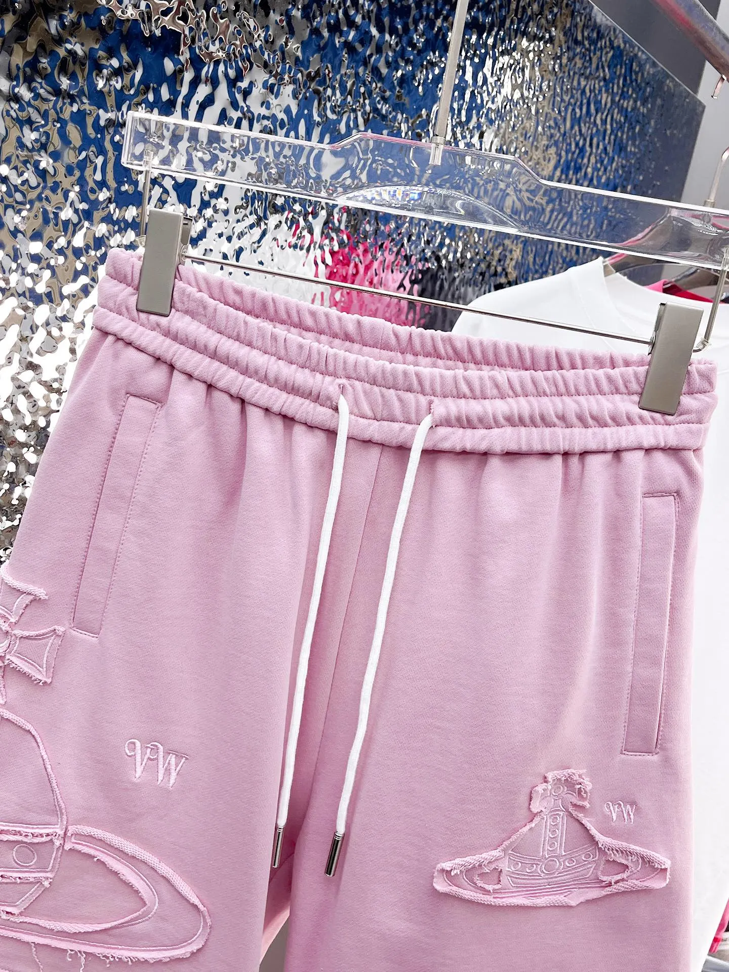The Queen Mother's three-standard complete 2026 summer New Arrival men's casual shorts, advanced custom-made fabric Breathable fabric, Breathable elasticity and comfort, impeccable details, top-grade accessories, original logo design concept, delicate and soft feel! The upper body fit is awesome! Size: M-XXXL Please state your height and weight when ordering